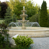 Красивый садовый фонтан