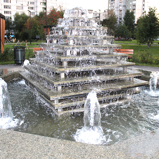 Квадратная центральная композиция фонтана