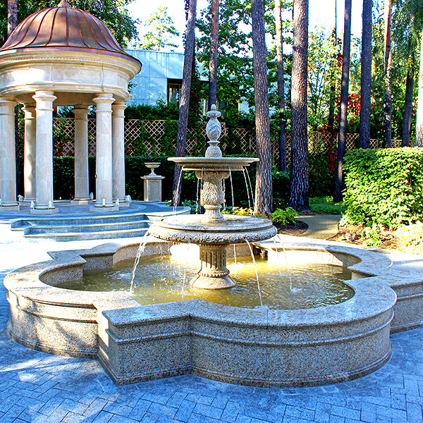 Классический садовый фонтан
