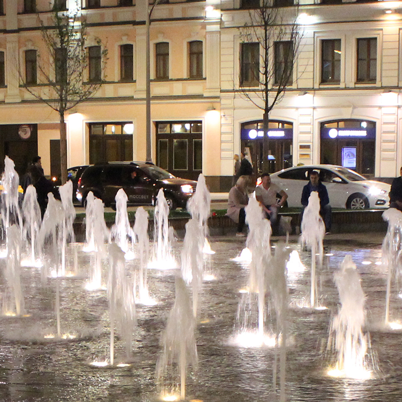 Пешеходнй фонтан вечером