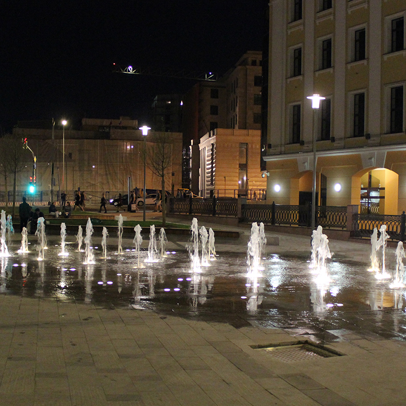 Пешеходный фонтан ночью