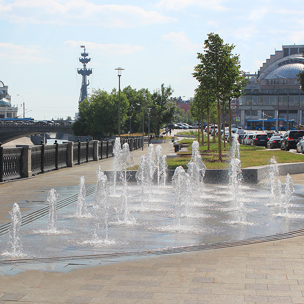 Пешеходный фонтан на Болотной набережной