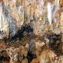 Сталактитовый водопад из минералов