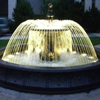 Классический струйный фонтан перед домом