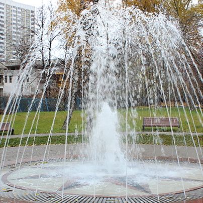 Круглый пешеходный фонтан Москва