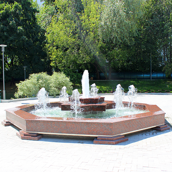 Общий внешний вид фонтан за Театром Образцова